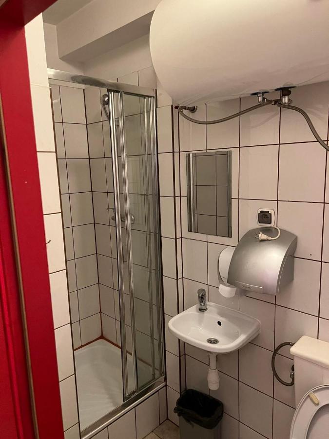 Apartment 50 People Bis