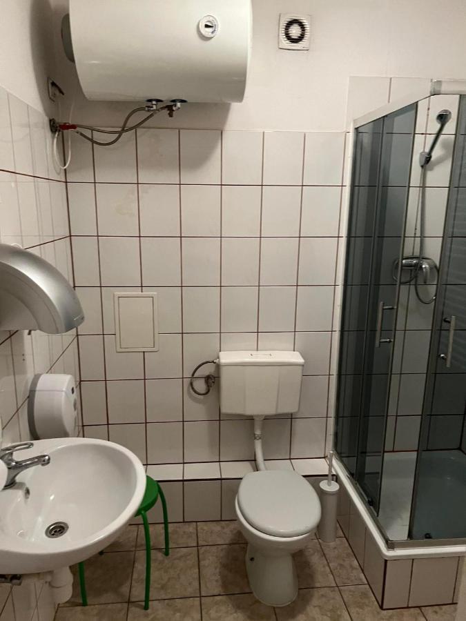 Apartment 50 People Bis