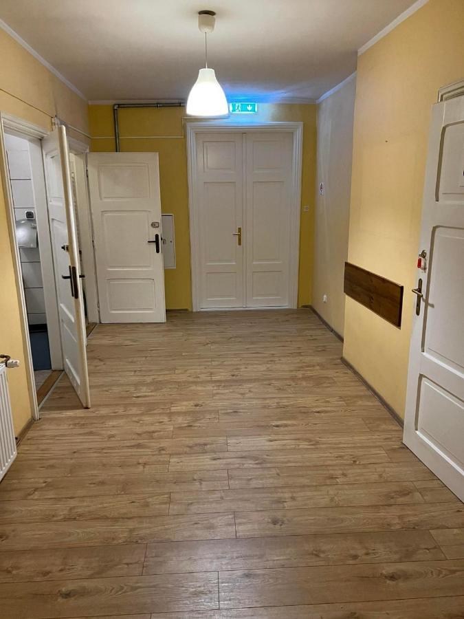 50 People Bis Apartment