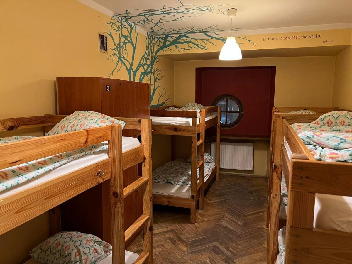 Apartment 50 People Bis *