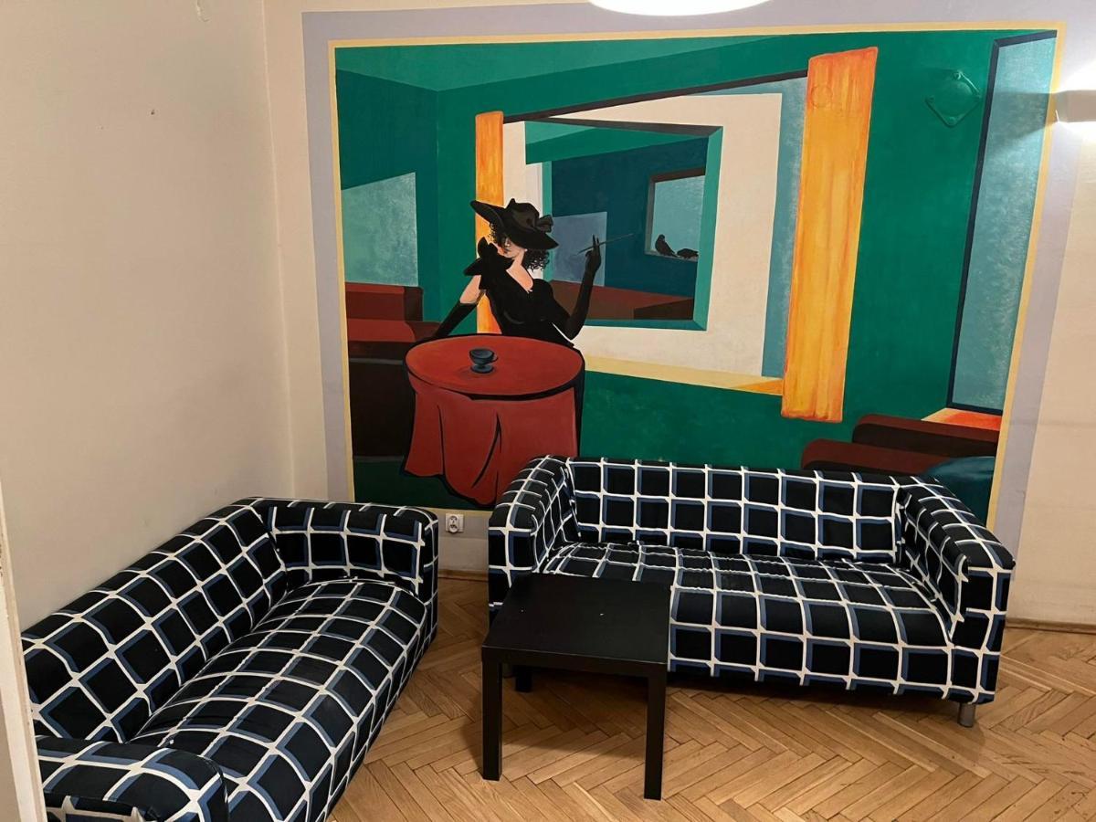 Apartment 50 People Bis